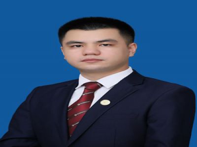 榮元長中學地理教師，畢業(yè)于西南大學，曾在成都金堂實驗中學工作三年，從事高中地理教學工作。獲得成都市教師微課大賽二等獎，所教高中畢業(yè)班成績優(yōu)異。后就職于深圳，期間外派東南亞兩年，擔任參加全國聯考的華僑生、港澳臺學生地理教學工作，所負責項目組連續(xù)四學期零投訴。 