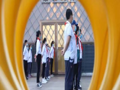 一米之外—— 隔離病毒，不隔離愛