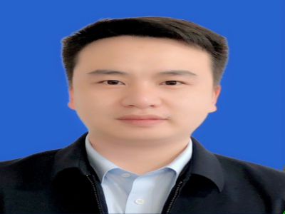 張蜀梁:35歲，中學一級教師大學本科，帶過九屆高三，成績優(yōu)異，性格活潑開朗，熱愛寫作。曾獲地市級先進班主任、地市級優(yōu)質課競賽一等獎、縣級高考先進工作者