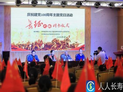 【好文轉(zhuǎn)載】八旬老人捐自撰書(shū)籍 寄語(yǔ)師生銘記