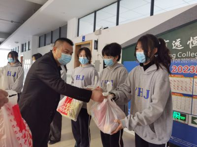 心系留校學生，情暖長壽湖畔——區(qū)教委領導慰問我校疫情期間周末留校學生